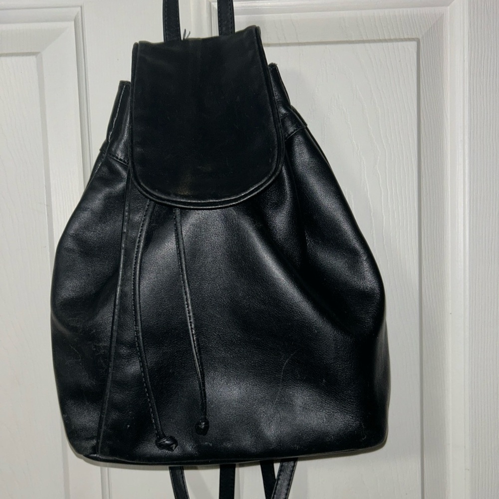 Mario Buggiani genuine leather backpack black side zip drawstring with flap